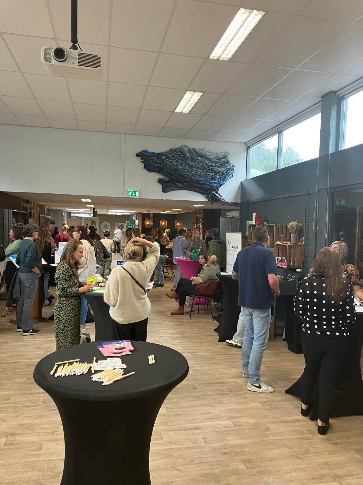 Jeugdhulpaanbieder van de meet&greet achter statafels 